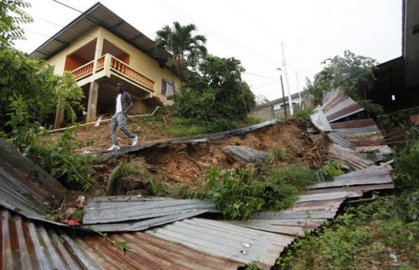 Morador de Carenage, em Trinidad e Tobago, observa danos causados pela tempestade tropical Isaac nesta quinta-feira (23) (Imagem:Andrea De Silva/Reuters)