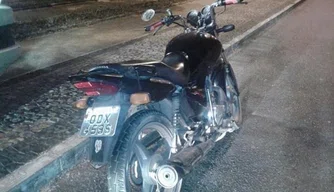 Moto roubada apreendida pela polícia