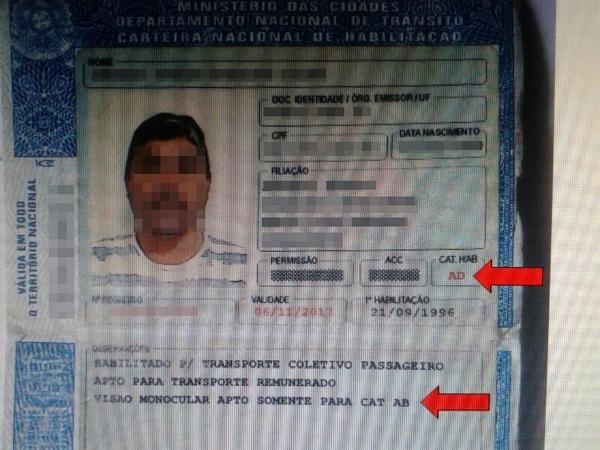 Motorista que estava dirigindo um micro-&ocirc;nibus cuja CNH o habilitava apenas para autom&oacute;vel e moto.(Imagem:Divugla&ccedil;&atilde;o)