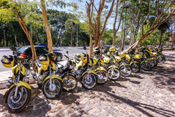 Mototaxistas fazem protestos na frente da C&acirc;mara dos vereadores(Imagem:Reprodu&ccedil;&atilde;o)