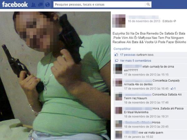 Mulher aparece segurando duas armas(Imagem:Reprodu&ccedil;&atilde;o/Facebook)