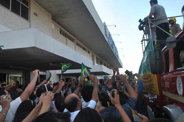 Multid&atilde;o recepcionando Sarah Menezes.(Imagem:Reprodu&ccedil;&atilde;o)
