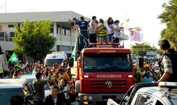 Multid&atilde;o recepcionando Sarah Menezes.(Imagem:Reprodu&ccedil;&atilde;o)