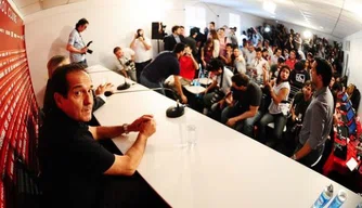 Muricy se apronta para falar com os jornalistas nesta terça-feira