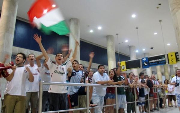 Na chegada ao Rio, mesmo com derrota, cerca de 200 torcedores recebem o time (Imagem: Gabriel Torre)