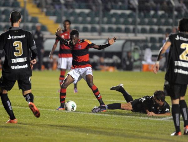 Negueba encara a marca&ccedil;&atilde;o dos jogadores do Figueira(Imagem: Alexandre Vidal / Fla Imagem)