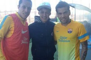 Neilton ao lado dos laterais Daniel Alves e Adriano