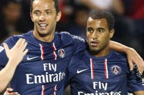 Nenê e Lucas comemoram gol do PSG