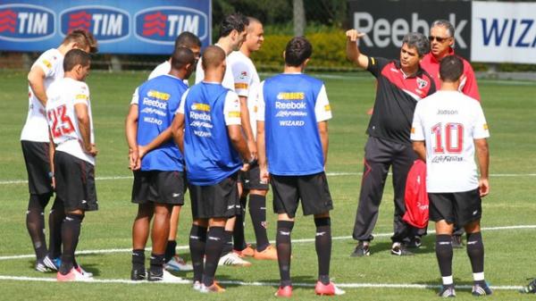 Ney Franco conversa com o grupo do S&atilde;o Paulo durante treino no CT(Imagem:Luiz Pires/VIPCOMM)