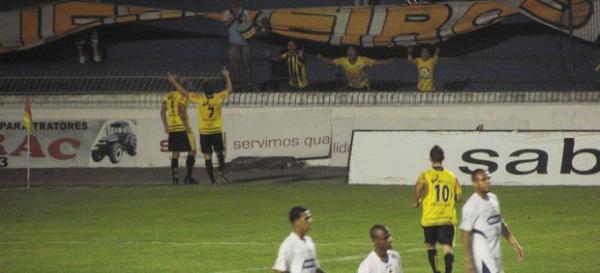 Ney Mineiro (camisa 9), que pode ser anunciado pelo Treze a qualquer momento, comemorando gol pelo S&atilde;o Bernardo, seu atual clube(Imagem:Reprodu&ccedil;&atilde;o)