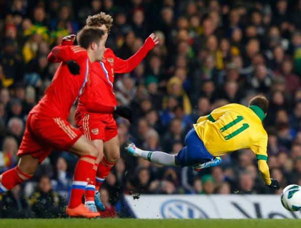 Neymar, acompanhado por dois russos, vai ao chão durante empate por 1 a 1 em Londres(Imagem:Reprodução)