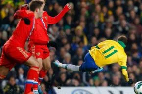 Neymar, acompanhado por dois russos, vai ao chão durante empate por 1 a 1 em Londres