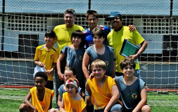 Neymar com elenco de novela infantil, na Vila Belmiro(Imagem:Reprodu&ccedil;&atilde;o)