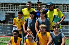 Neymar com elenco de novela infantil, na Vila Belmiro