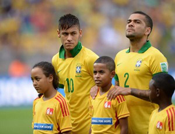 Neymar e Daniel Alves são lembrados pela Fifa, segundo jornal catalão .(Imagem:reprodução)