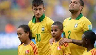 Neymar e Daniel Alves são lembrados pela Fifa, segundo jornal catalão (F