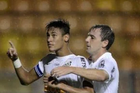 Neymar e Montillo comemoram o primeiro gol do Santos contra o Barueri