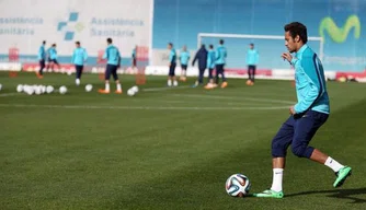 Neymar faz atividades com bola .