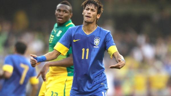 Neymar reclama durante a partida contra a África do Sul, Brasil x Africa do Sul(Imagem:Reprodução)