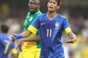 Neymar reclama durante a partida contra a África do Sul, Brasil x Africa do Sul