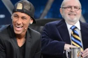 Neymar se diverte e dá risada de piadas durante gravação do Programa do Jô
