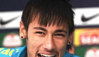 Neymar sorri durante coletiva da seleção brasileira
