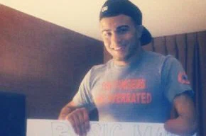 Nick Newell exibe cartaz feito por seus fãs