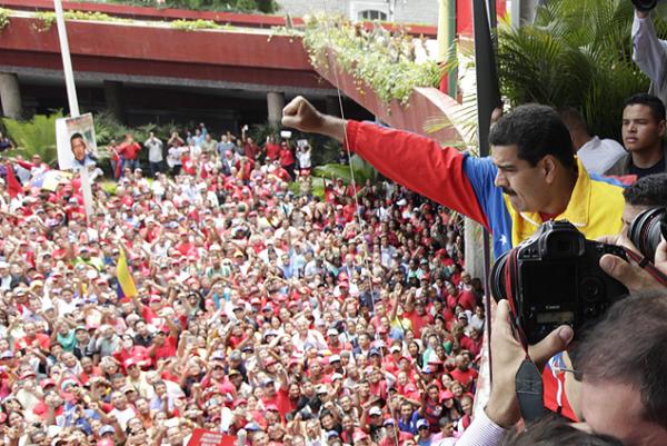 Nicolás Maduro acena à multidão após se inscrever como candidato no Conselho Nacional Eleitoral, na capital, Caracas(Imagem:Reprodução)