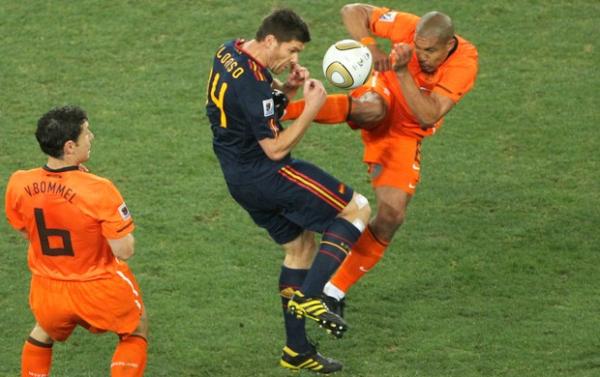 Nigel De Jong acerta Xabi Alonso em lance que lhe rendeu apenas o cartão amarelo(Imagem:Reprodução)