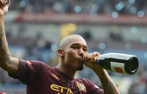 Nigel De Jong comemora título da Supercopa da Inglaterra pelo Manchester Cit