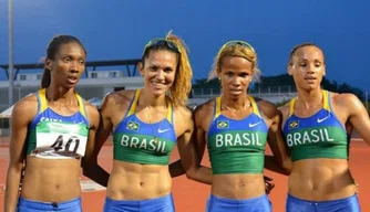 No canto esquerdo, Joelma com a seleção brasleira de revezamento