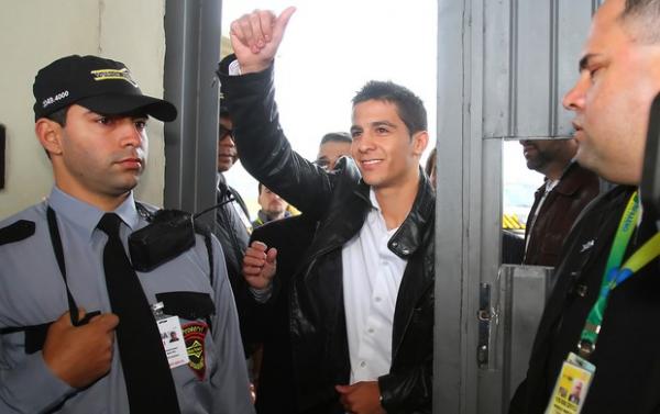 No desembarque no aeroporto, atacante foi recebido pela torcida(Imagem:Divulgação)