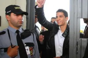 No desembarque no aeroporto, atacante foi recebido pela torcida