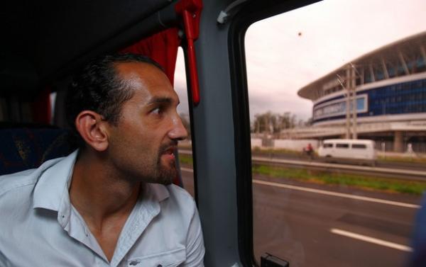 No trajeto do aeroporto ao Olímpico, Barcos observa a Arena do Grêmio(Imagem:Reprodução)
