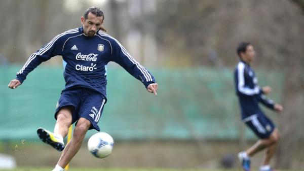 O atacante palmeirense Hernán Barcos, em treino da seleção da Argentina (Imagem:Agência AFP)