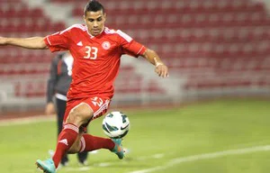 O atacante Wanderley domina a bola na vitória do Al Arabi