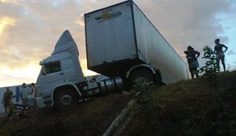 O caminhão teria batido na traseira de uma carreta