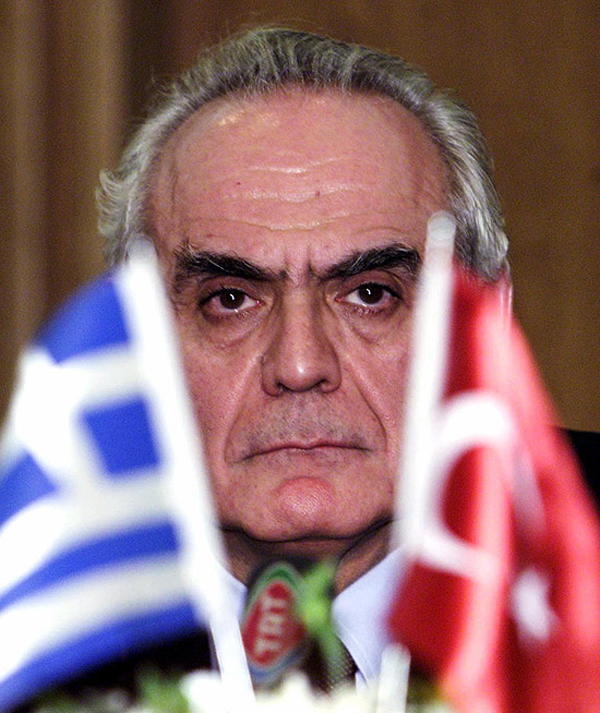O ex-ministro Akis Tsohatzopoulos está no centro de um escândalo político que irrita os gregos às vésperas das eleições(Imagem:Reprodução)