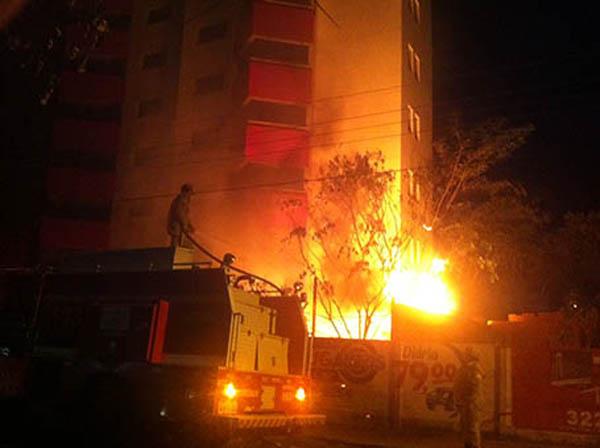 O fogo ocorreu entre um edifício e a quadra esportiva de um condomínio.(Imagem:Reprodução)