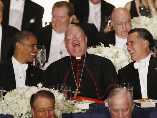 O presidente Barack Obama (esq.) e seu adversário na eleição presidencial dos EUA, Mitt Romney (dir.) riem com o cardeal Timothy Dolan durante evento de caridade realizado na véspe(Imagem:Reprodução)