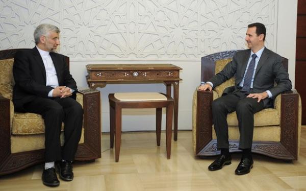 O presidente da Síria, Bashar al Assad (à direita) conversa com o emissário iraniano Said Jalili nesta terça-feira (7), em imagem divulgada pela agência Sana(Imagem: AFP)