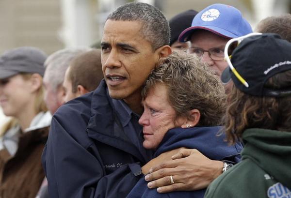 O presidente dos EUA, Barack Obama, abraça vítima de Sandy nesta quarta-feira (31) durante visita a Brigantine, Nova Jersey (Imagem:Reprodução)