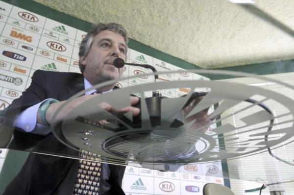 O presidente Nobre, do Palmeiras, não acredita que o chileno Valdivia vá deixar o clube depois de ter sofrido agressão(Imagem:Reprodução)