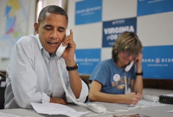 O presidente OBama fala com volunt&aacute;rios de sua campanha ao telefone neste domingo (14) (Imagem:Mandel Ngam/AFP)