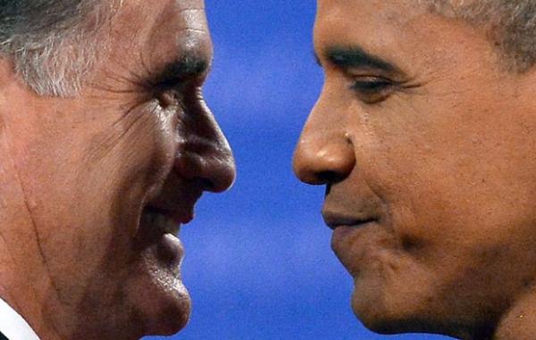 O republicano Mitt Romney e o democrata Barack Obama cumprimentam-se antes do debate desta segunda-feira (22) em Boca Raton, na Fl&oacute;rida(Imagem:AFP)