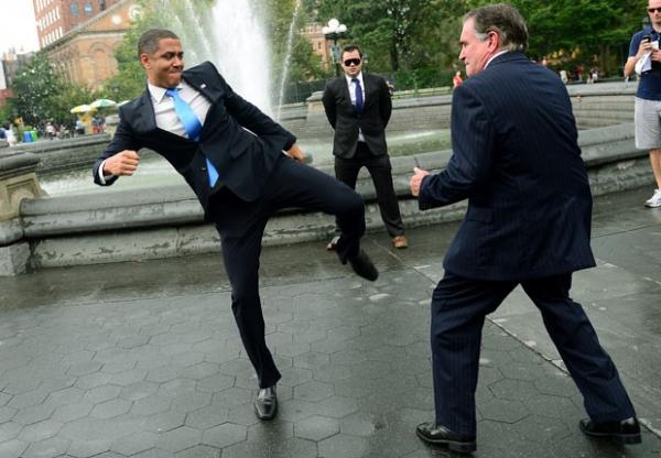 O sósia do presidente Barack Obama, Reggie Brown, enfrenta o sósia do rival Mitt Romney em performance em Nova York, nesta quarta (5)(Imagem:Divulgação)
