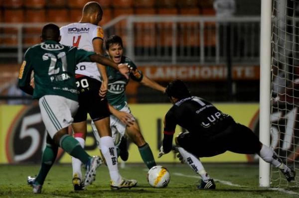 O time falhou demais nas finalizações no primeiro tempo e, com 11 contra nove, teve dificuldades para criar(Imagem:Reprodução)