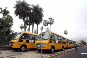 Ônibus escolares no Palácio de Karnak