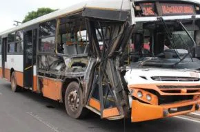 Ônibus ficou danificado após colidir com trem em Teresina