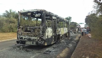 Ônibus que foram incendiados por populares em José de Freitas-PI
